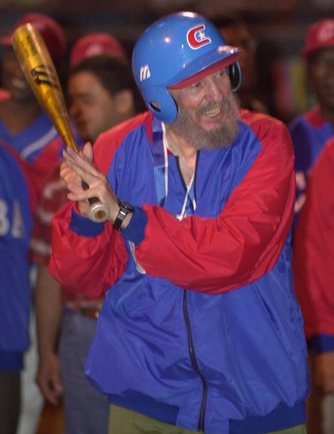 Fidel Castro al termine di una partita di baseball amichevole a Barquisimeto, in Venezuela, il 28 ottobre 2000. AP